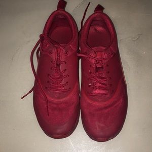 Red nike theas